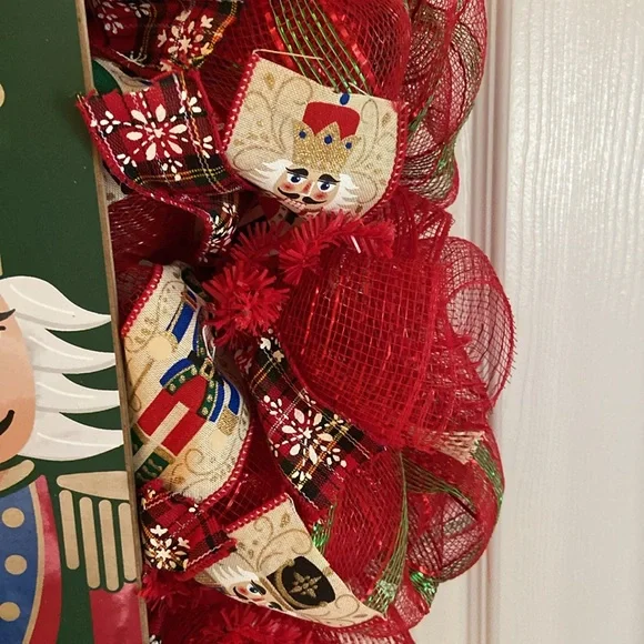 24” Nutcracker Christmas Handmade Mesh Wreath w/ Wooden Nutcracker Sign - Picture 4 of 12